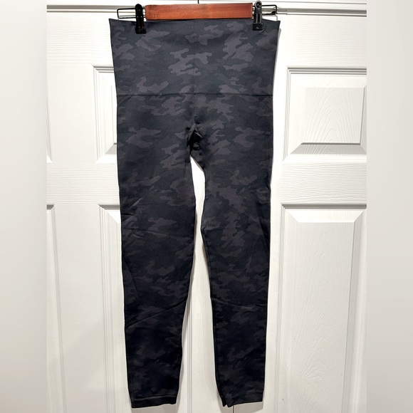 SPANX Look At Me Now Black Camo Leggings - Picture 1 of 3